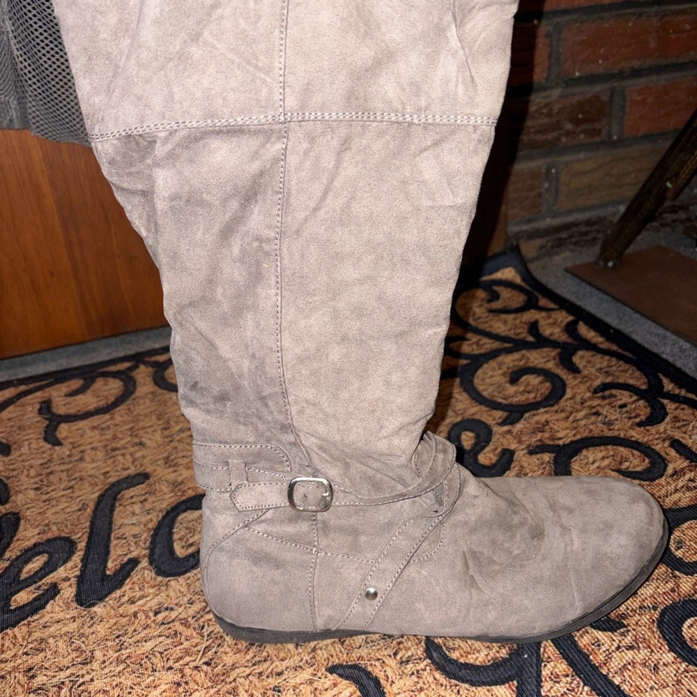 Stylish Women's Suede Boots